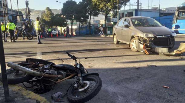 Un automóvil y una moto se chocaron en el sur. Foto: Andrés García / ÚN