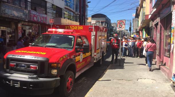 Personal del Cuerpo de Bomberos acudió al sector para atender la emergencia. Foto: Paúl Rivas / ÚN