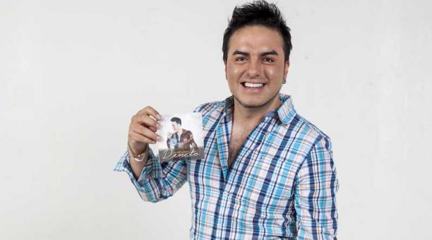 16 cumbias forman parte de ‘Yo me llamo Renato’, el disco debut del artista ecuatoriano, imitador de Américo. Foto: Armando Prado / ÚN