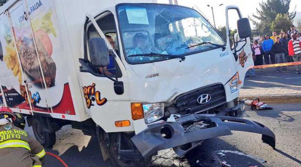 Choque entre un camión y un bus en Carapungo dejó tres heridos. Foto: Cortesía Cuerpo de Bomberos