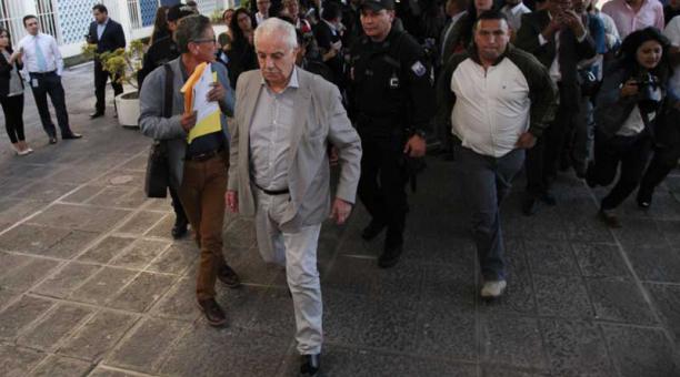 El exfiscal Galo Chiriboga luego de permanecer 8 horas retenido en la Fiscalía General del Estado. Foto: Diego Pallero  / ÚN