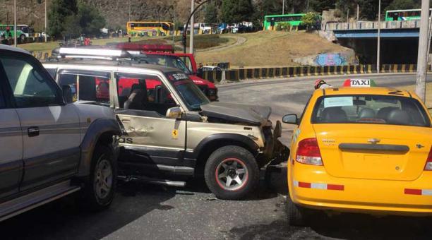 Restringida la circulación en El Trébol debido a un accidente de tránsito ocurrido entre tres automóviles. Foto: Paúl Rivas / ÚN