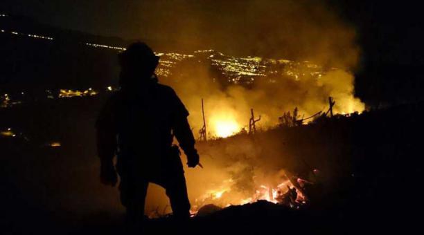 En la noche se registró un conato de incendio en el Ilaló. Foto: Cortesía de los Bomberos