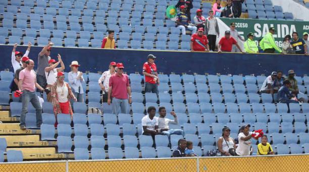 Aficionados al fútbol en el Estadio Olímpico Atahualpa. Foto: Archivo / ÚN