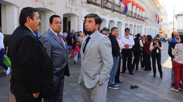 Los dirigentes del transporte antes de ingresar al Palacio. Foto: Alfredo Lagla / ÚN