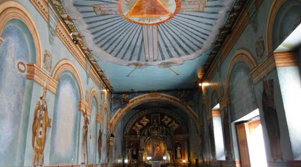 Imagen cedida por la Municipalidad de Quito, que muestra una vista general de interior de la histórica Capilla del Señor de los Milagros.