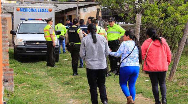 Los familiares de la víctima acudieron a la vivienda. Foto: Alfredo Lagla / ÚN