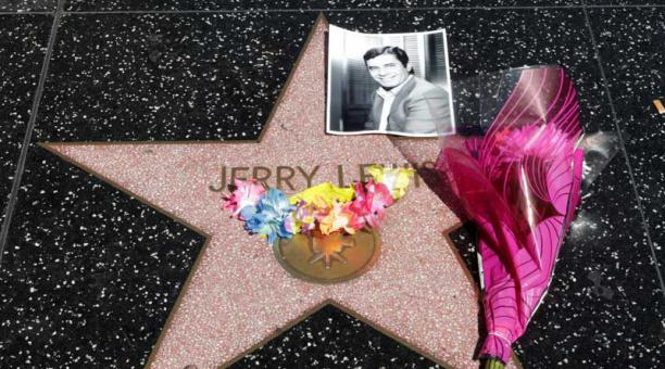 Jerry Lewis en el paseo de la fama recibió un homenaje. Foto: AFP
