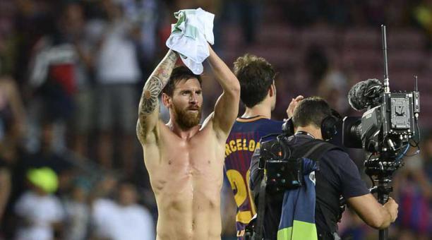 Lionel Messi es aplaudido por hinchas del FC Barcelona luego del partido ante el Real Betis. Foto: AFP