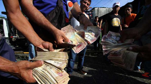 La economía de Venezuela está al borde del colapso, la escasez de alimentos y medicinas y la inflación por las nubes El aumento del caos dinero en efectivo en el país. Foto: AFP