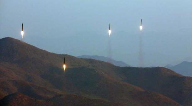 Una foto sin fecha puestos a disposición por la Agencia del Norte Central de Noticias Coreana (KCNA). Muestra cuatro proyectiles durante un cohete de perforación lanzamiento balístico de las unidades de artillería Hwasong de la Fuerza Estratégica del Ejér