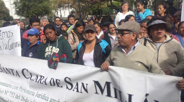 Los moradores de La Comuna de Santa Clara de San Millán se concentraron en la Plaza Grande, en el centro de Quito, para pedir obras al Municipio. Foto: Paúl Rivas/ ÚN
