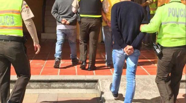 Tres personas fueron detenidas por la Policía Nacional acusados de ser los presuntos autores del robo de un taxi en el sector del Beaterio, al sur de Quito. Foto: Paúl Rivas / ÚN