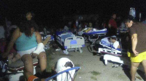 Médicos atienden a lesionados en medio de la oscuridad y a campo abierto debido a la falta de energía eléctrica, en el municipio de Juchitán, en el estado de Oaxaca (México) hoy, viernes 8 de septiembre de 2017, tras el fuerte sismo de magnitud 8,2 en la