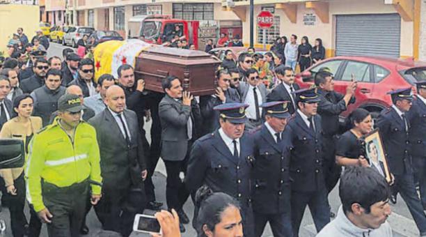 Familiares y compañeros despidieron ayer a los funcionarios que perecieron en el accidente. Foto: Cristina Márquez / ÚN