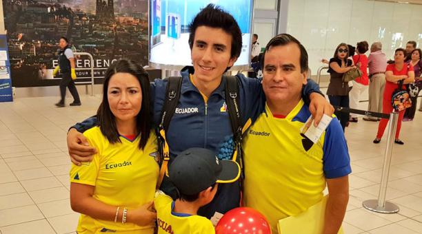Carlos Granja fue recibido por familiares en el aeropuerto, en Tababela. Foto: @DeporteEc