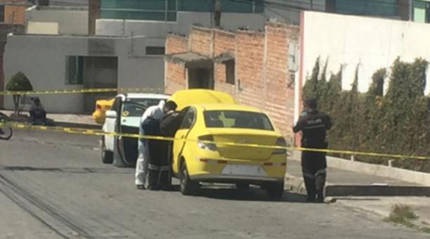 Moradores del sector observaron que el auto había permanecido durante toda la madrugada mal estacionado en la calle De Los Guacamayos y por ello decidieron llamar a la Policía. Foto: Paúl Rivas / ÚN