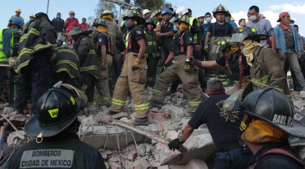 Rescatistas trabajan en el área de unos edificios colapsados e intentan rescatar a gente con vida. Foto: EFE