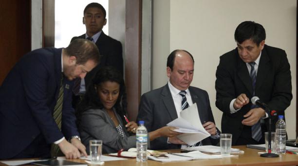 El fiscal general, Carlos Baca, dirigió la comparecencia de los investigados. Foto: Patricio Terán / ÚN