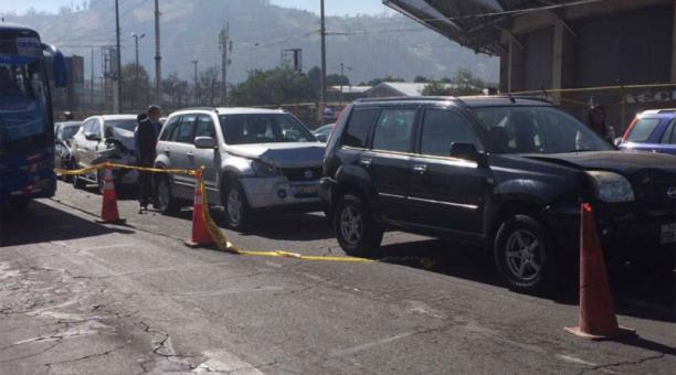 Una colisión entre cuatro vehículos, se produjo la mañana de este jueves 21 de septiembre en la avenida Ladrón de Guevara, a la altura del ingreso al parqueadero del coliseo General Rumiñahui. Foto: Eduardo Terán / ÚN