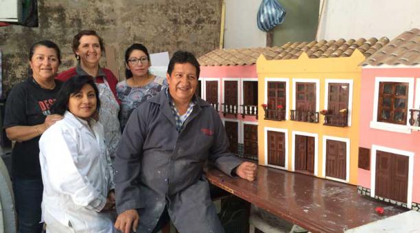 Alberto Ávila junto a sus talleristas, en la Casa de la Virgen. Foto Betty beltrán / ÚN