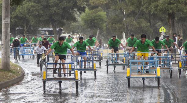 La competencia número 11 de triciclos del centro de abastos se realizó ayer, en medio de la lluvia. por cuatro vías del sur de Quito. Foto: Armando Prado / ÚN