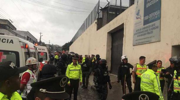 La Policía y la Cruz Roja acudió al Centro de Detención en el norte de Quito. Foto: Paúl Rivas / ÚN