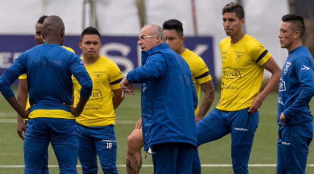 El entrenador Jorge Célico adiestró a los tricolores, en Santiago. Foto: Agencias