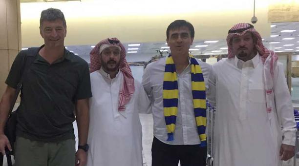 Marcelo Álvarez (izq.) y Gustavo Quinteros (seg. desde la der.) fueron recibidos en Arabia. Foto:@AlNassrFC