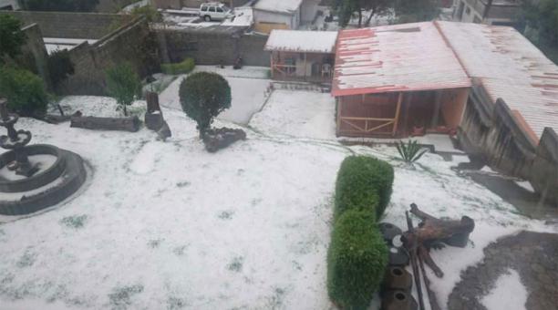 Una fuerte lluvia y granizada cayó durante la tarde de este miércoles 11 de octubre en el Valle de Los Chillos. Foto: Cortesía