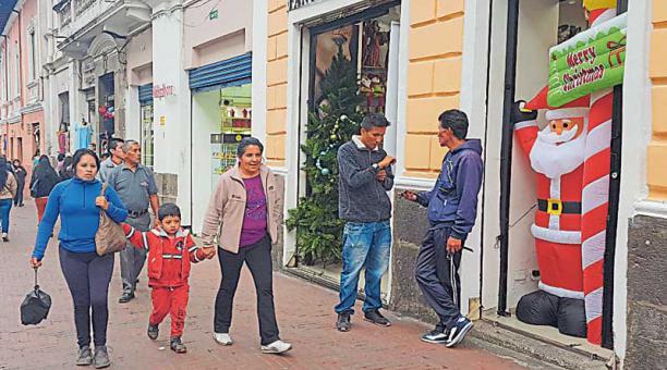 Los locales ubicados en la calle Chile colocaron motivos navideños. Foto: Evelyn Jácome / ÚN