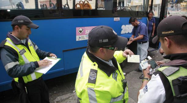Los controles al servicio de transporte en Quito se intensificaron desde el 6 de septiembre. Foto: Alfredo Lagla / ÚN