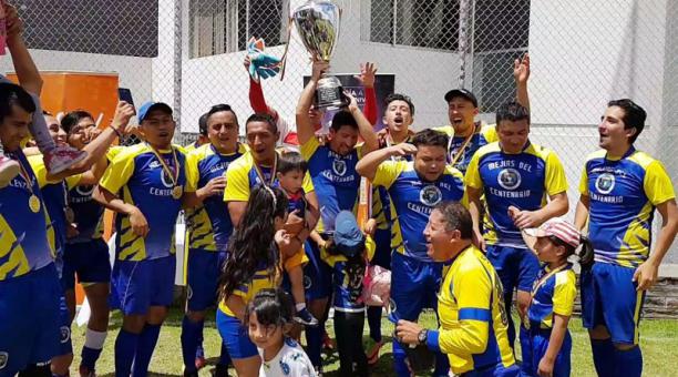 Celebración del equipo del Mejía luego de vencer al cuadro de la FAE. Foto: Cortesía de Fernando Ortiz