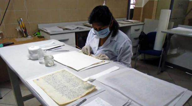 El IMP trabaja en la conservación del primer libro del Cabildo de Quito, que data de 1534 a 1538. Foto: Cortesía