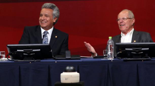 Lenín Moreno y Padro Pablo Kuczynski durante una reunión el viernes 20 de octubre del 2017. Foto: Diego Pallero /  ÚN