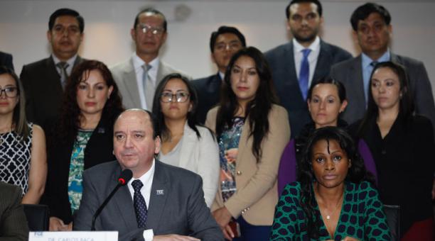 El fiscal general de la nación Carlos Baca Mancheno en rueda de prensa junto a la fiscal Diana Salazar y demás jueces. Foto : Patricio Terán / ÚN