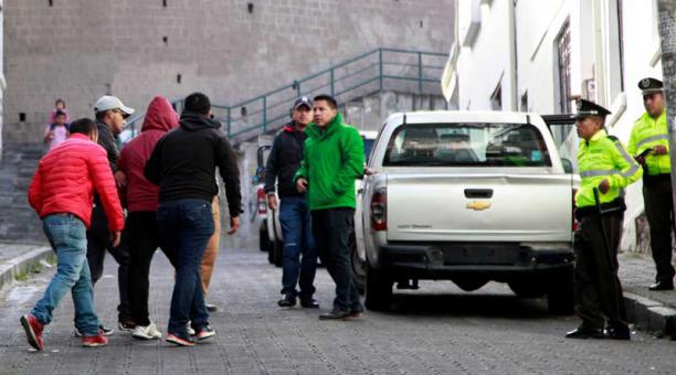 Operativo por el alcohol metílico que causó ocho muertes en la Calle Briceño y Los Ríos. Foto: Paúl Rivas / ÚN