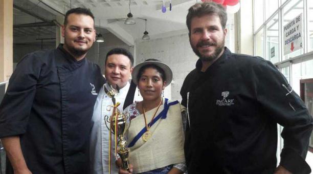 La ganadora del concurso posa con los chefs del jurado Foto: Ivonne Mantilla / ÚN
