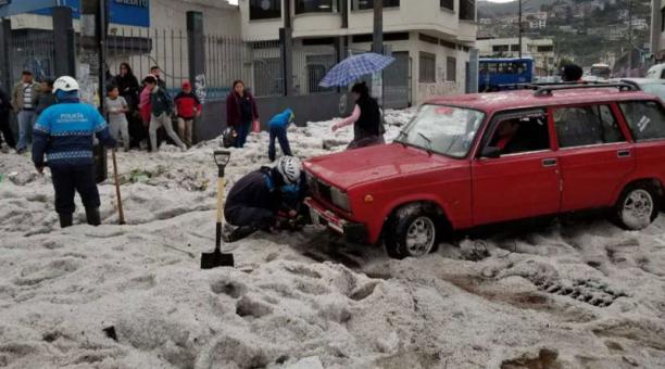 Cinco vehículos terminaron atrapados por el agua y el granizo en las avenida Mariscal Sucre y Quichuas, en el sur de la ciudad. Foto: Cortesía: Secretaría de Seguridad