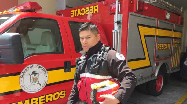 Teniente Moisés Ballesteros del cuerpo de bomberos ayudó a rescatar personas atrapadas ayer en el Granizo. Foto: Paúl Rivas / ÚN