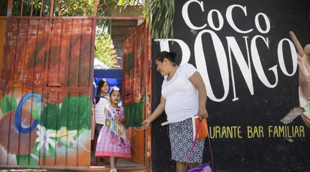 Un bar conocido como Coco Bongo, en el poblado de Juchitán, estado de Oaxaca (México). De tarde es un bar y de mañana es escuela. Foto: EFE