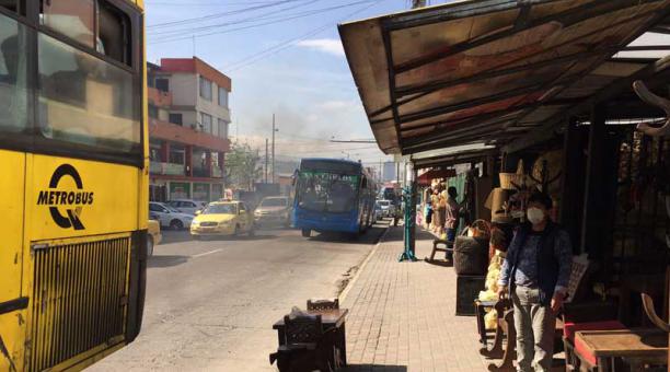 En la Ulloa, a la congestión se suma el humo que botan principalmente los buses. Foto: ÚN