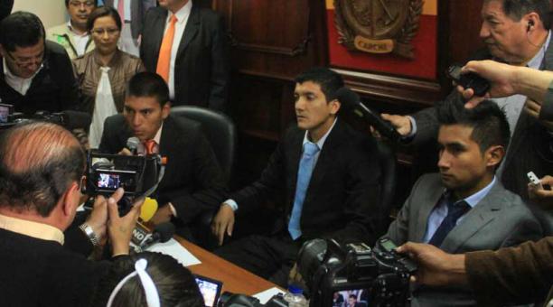 Richard Carapaz (centro), Jonathan Narváez (der.) y Jonathan Caicedo durante una rueda de prensa en Tulcán. Foto: Cortesía