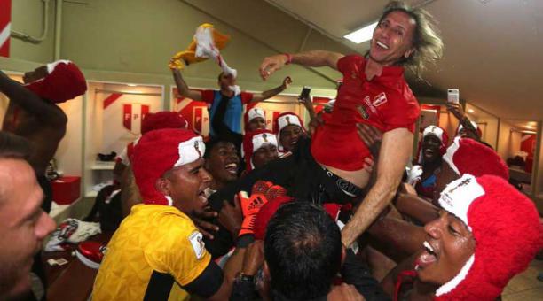El ‘Tigre’ fue elevado a los aires por sus jugadores. Foto:  Twitter selección peruana