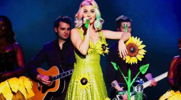 El vestido de la discordia, sumado a los girasoles en el escenario, fueron el detonante para que Katy Perry no pudiese presentarse en suelo chino. Foto: Tomada de Infobae