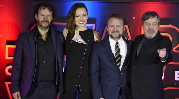 Ram Bergman, Daisy Ridley, Rian Johnson y Mark Hamill posan durante la visita en México. Foto: AFP