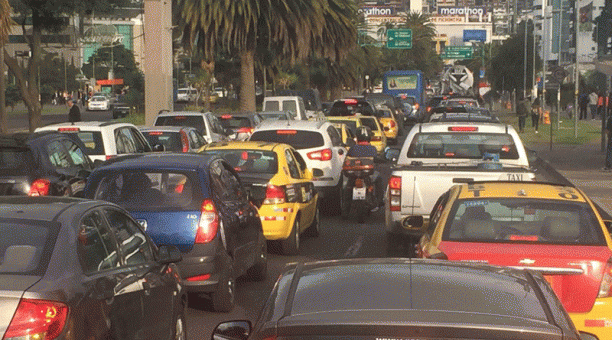 El Black Friday aumentó la carga vehicular en los alrededores de los centros comerciales de la av. Naciones Unidas. Foto: ÚN