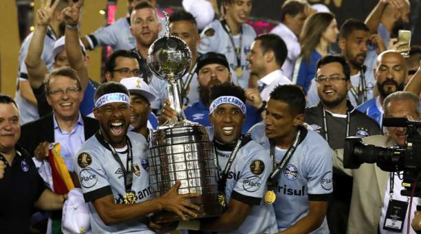 Los jugadores de Gremio celebran la victoria ante Lanús y el título de campeón de la Libertadores. Foto: EFE