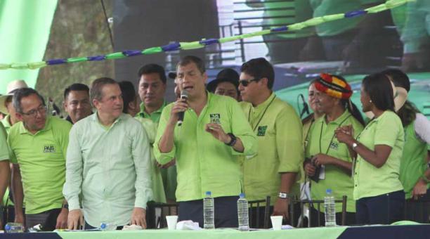 El expresidente Rafael Correa llegó a Esmeraldas con su círculo político más cercano y logró convocar a cientos de simpatizantes en un encuentro. Foto: Juan Carlos Pérez / ÚN
