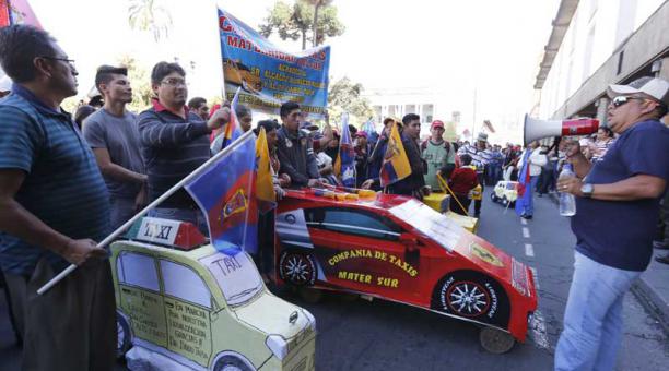 Choferes protagonizaron plantón de respaldo al Alcalde. Foto: Alfredo Lagla / ÚN